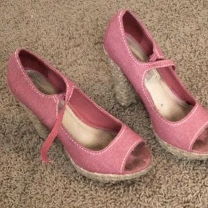 Dusty red and open toe buckle pumps